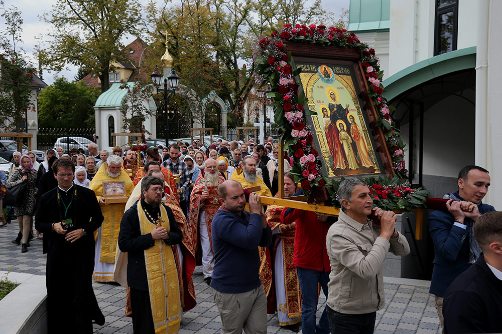 Праздничный крестный ход у храма Всех святых в г. Страсбурге. Франция