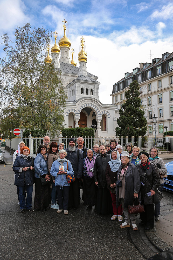 У Крестовоздвиженского собора в г. Женеве, Швейцария