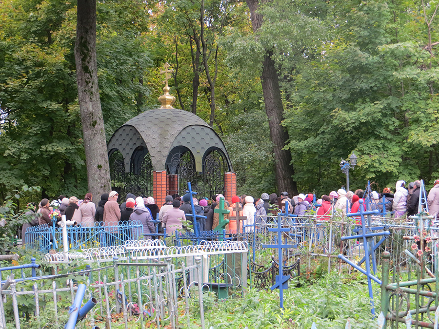 У часовни на могилке схимонахини Серафимы (Белоусовой), г. Мичуринск