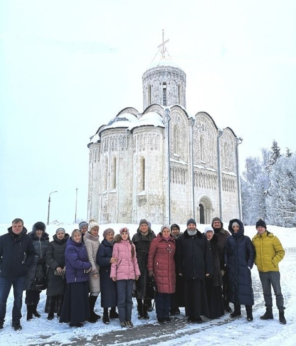 Паломники у Дмитриевского собора, г. Владимир