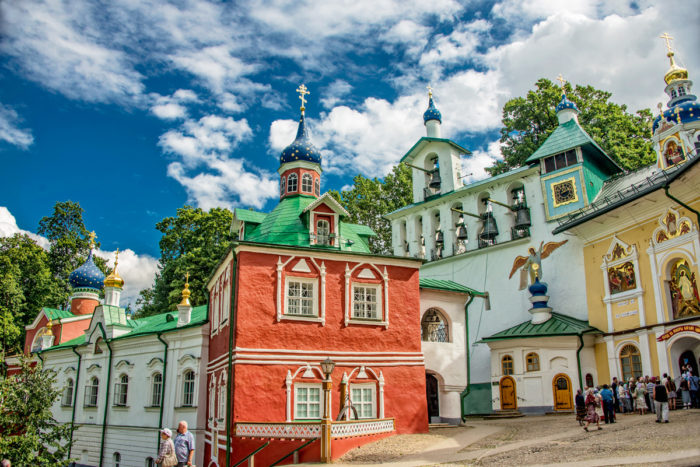  Ризница и звонница Псково-Печорского монастыря 